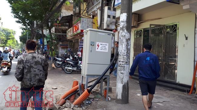 Dây điện, dây cáp viễn thông 'giăng bẫy' người dân trên phố ở Hà Nội ảnh 1